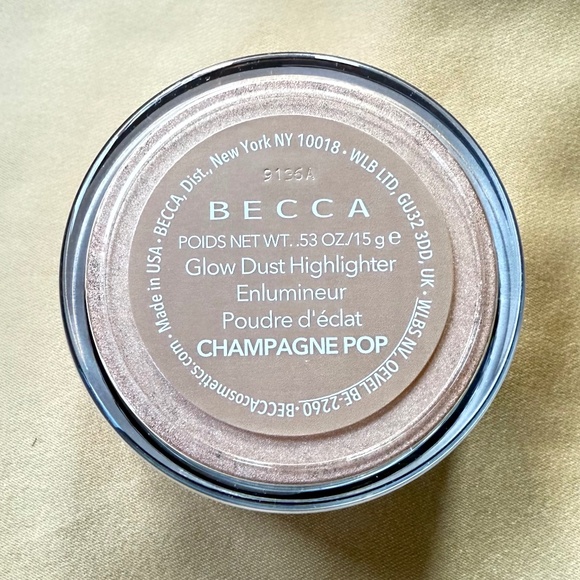 Becca Cosmetics Glow Dust Highlighter in Champagne Pop - Picture 2 of 5